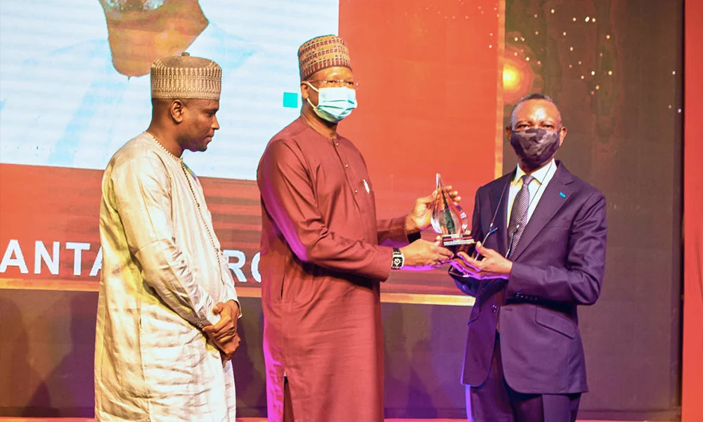 Tajuddeen Dantata Receiving Industrialist Award